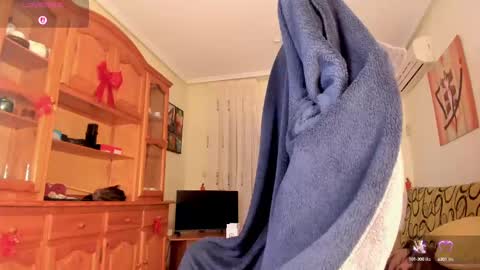 Snapshot of bella_pocahontas3 chatting on February 25, 10:09 pm bella_pocahontas3 online show from February 25, 10:09 pm
