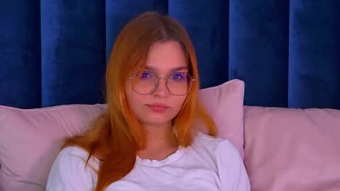 Snapshot of bellamarebelle chatting on October 17, 5:11 am BellaMarebelle online show from October 17, 5:11 am