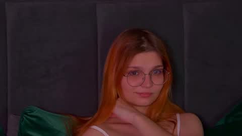 Snapshot of bellamarebelle chatting on October 12, 5:00 am BellaMarebelle online show from October 12, 5:00 am
