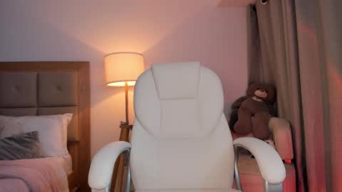 Snapshot of bellamia_ chatting on October 17, 3:54 am Bella Mia online show from October 17, 3:54 am