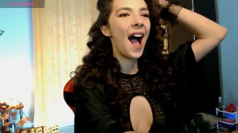 Snapshot of bellaqueen0701 chatting on October 7, 5:25 am bellaqueen0701 online show from October 7, 5:25 am
