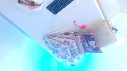 bellarooux online show from May 13, 7:01 pm