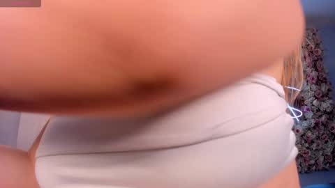 Snapshot of bellarosex1 chatting on October 18, 4:38 am Bella Rose online show from October 18, 4:38 am
