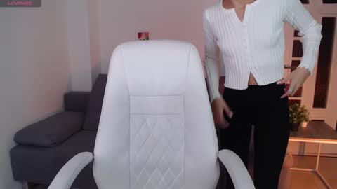 Snapshot of bellla_haddid chatting on October 15, 1:09 am Bella online show from October 15, 1:09 am