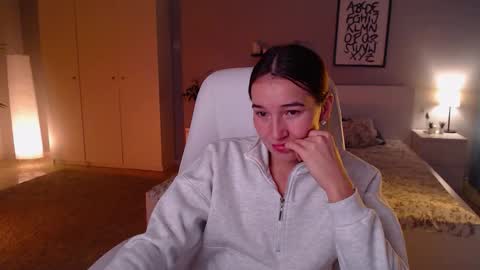 Snapshot of bellla_haddid chatting on October 12, 1:09 am Bella online show from October 12, 1:09 am