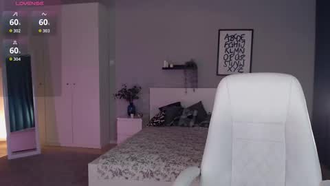 Snapshot of bellla_haddid chatting on October 10, 1:55 am Bella online show from October 10, 1:55 am