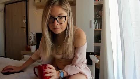 Snapshot of bestgirl_ofthe_neighborhood chatting on October 10, 7:03 am Vicky online show from October 10, 7:03 am