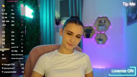 Snapshot of betty_greyy chatting on October 17, 8:02 pm Betty Grey online show from October 17, 8:02 pm