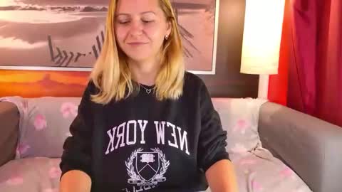 Snapshot of bigboobsarri chatting on October 10, 9:37 am BigBoobsArri online show from October 10, 9:37 am