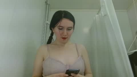 Isabella online show from April 8, 2:31 pm