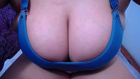 Snapshot of bigg_boobs_xxx chatting on October 12, 9:49 pm Sunny online show from October 12, 9:49 pm