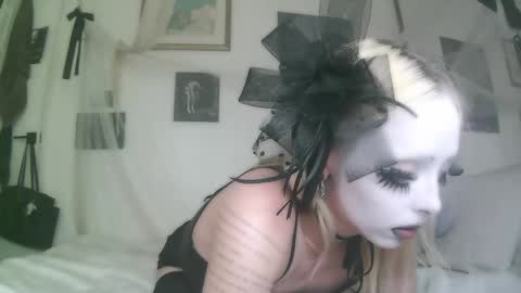 Snapshot of bl0odsyring3 chatting on October 4, 8:17 pm vampire fang online show from October 4, 8:17 pm