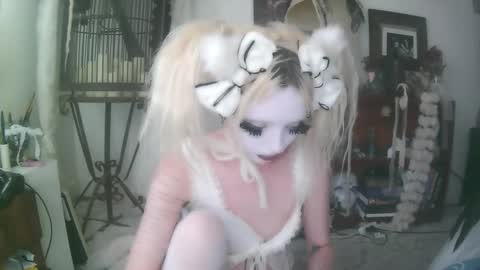 Snapshot of bl0odsyring3 chatting on October 17, 10:03 pm vampire fang online show from October 17, 10:03 pm