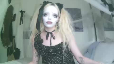 Snapshot of bl0odsyring3 chatting on October 2, 8:07 pm vampire fang online show from October 2, 8:07 pm