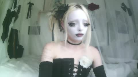 Snapshot of bl0odsyring3 chatting on October 8, 7:20 pm vampire fang online show from October 8, 7:20 pm