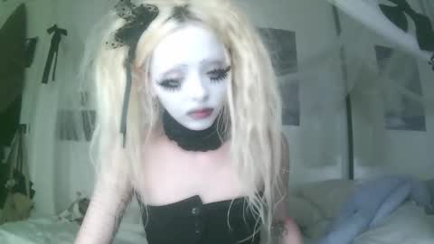 Snapshot of bl0odsyring3 chatting on October 1, 7:57 pm vampire fang online show from October 1, 7:57 pm