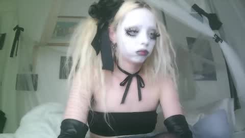 Snapshot of bl0odsyring3 chatting on October 3, 8:17 pm vampire fang online show from October 3, 8:17 pm