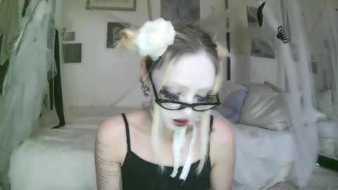 vampire fang  online show from May 17, 6:50 pm