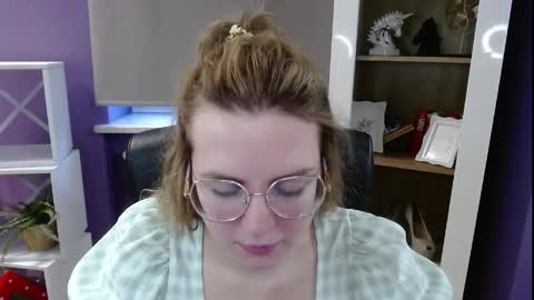 Z O E Y online show from April 8, 5:10 am