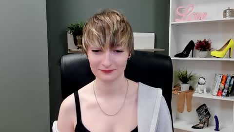 Snapshot of blair_erotic chatting on September 25, 7:04 am Blair online show from September 25, 7:04 am