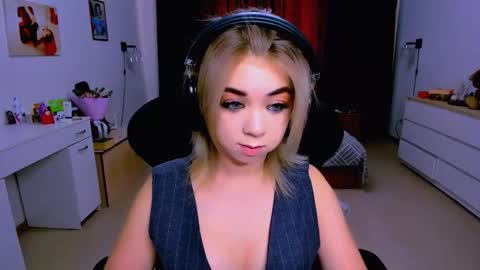 Nicole online show from September 12, 8:49 am