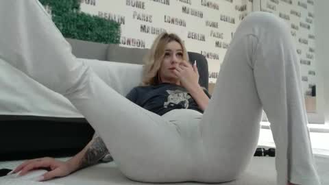 Snapshot of blonddaiana23 chatting on February 15, 5:09 am blonddaiana23 online show from February 15, 5:09 am