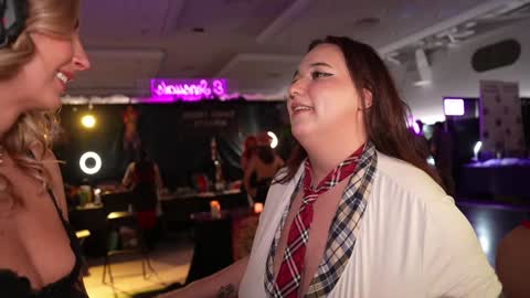 blondefoxsilverfox online show from February 1, 2:16 am