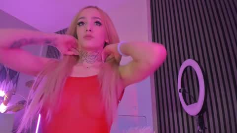 Snapshot of blondie_muller chatting on March 6, 8:27 pm blondie_muller online show from March 6, 8:27 pm