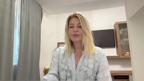 Snapshot of blondie_xoxoxo chatting on October 1, 9:19 am blondie_xoxoxo online show from October 1, 9:19 am