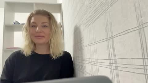 Snapshot of blondie_xoxoxo chatting on September 25, 7:59 am blondie_xoxoxo online show from September 25, 7:59 am