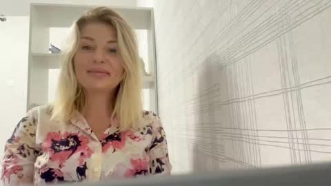 Snapshot of blondie_xoxoxo chatting on September 23, 9:25 am blondie_xoxoxo online show from September 23, 9:25 am