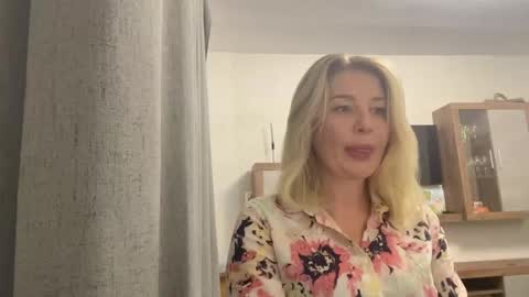 Snapshot of blondie_xoxoxo chatting on September 16, 8:50 am blondie_xoxoxo online show from September 16, 8:50 am
