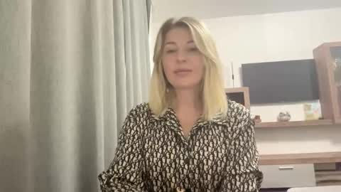 Snapshot of blondie_xoxoxo chatting on September 10, 6:25 am blondie_xoxoxo online show from September 10, 6:25 am