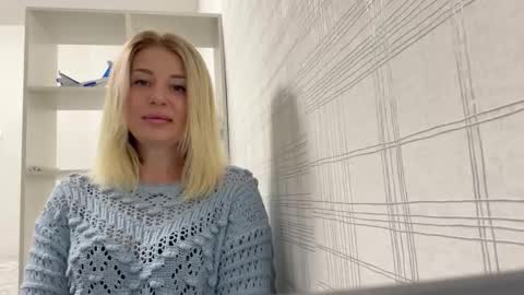 Snapshot of blondie_xoxoxo chatting on September 22, 9:24 am blondie_xoxoxo online show from September 22, 9:24 am