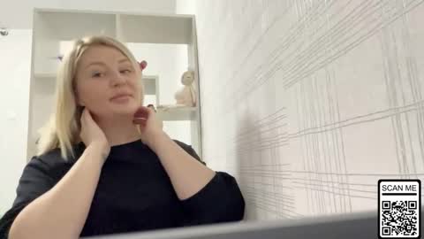 Snapshot of blondie_xoxoxo chatting on October 17, 7:01 am blondie_xoxoxo online show from October 17, 7:01 am