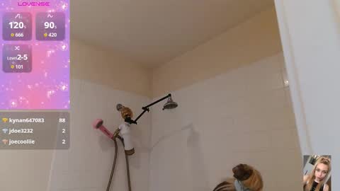 Snapshot of blondiebubblebooty chatting on October 16, 11:14 pm Bubbles online show from October 16, 11:14 pm