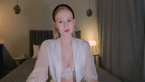 Mia online show from December 6, 4:01 pm