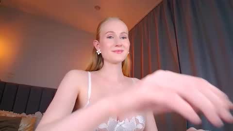 Mia online show from September 27, 7:33 pm