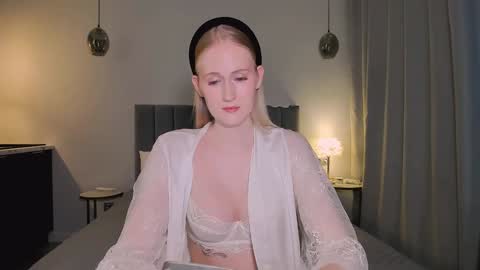 Mia online show from December 13, 1:01 pm