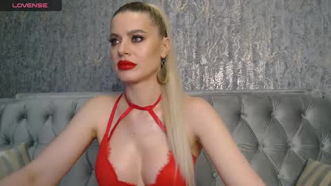 Snapshot of blondiestarxxx chatting on February 14, 7:28 am Helen online show from February 14, 7:28 am