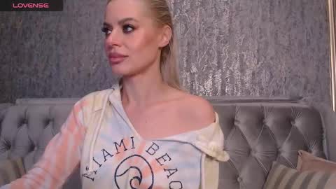 Snapshot of blondiestarxxx chatting on September 29, 1:15 am Helen online show from September 29, 1:15 am
