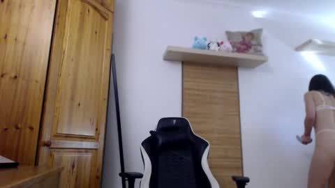 Snapshot of blondyelena chatting on October 13, 9:11 am blondyelena online show from October 13, 9:11 am