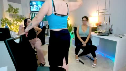 Snapshot of bluediamondsdreams chatting on October 22, 3:13 pm bluediamondsdreams online show from October 22, 3:13 pm