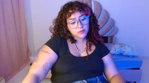 Snapshot of blueevelvet chatting on October 7, 3:24 am Bluee online show from October 7, 3:24 am