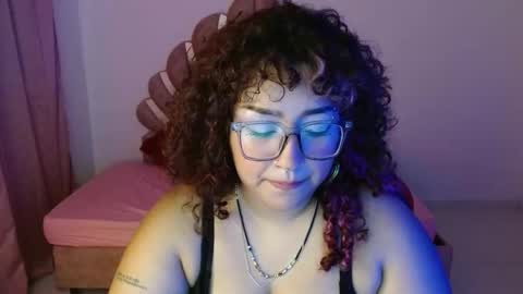 Snapshot of blueevelvet chatting on September 24, 9:43 pm Bluee online show from September 24, 9:43 pm