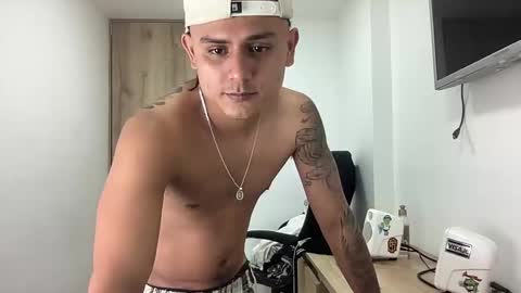 Snapshot of bob_pettersonn chatting on September 20, 4:04 am Bob INDEPENDENT MODEL online show from September 20, 4:04 am