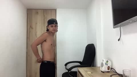 Snapshot of bob_pettersonn chatting on September 27, 7:17 am Bob INDEPENDENT MODEL online show from September 27, 7:17 am