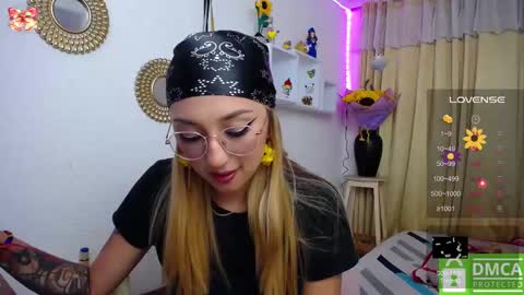 Snapshot of bonny_clyde_xx_ chatting on March 11, 7:14 am Soffy Brooks Independent model online show from March 11, 7:14 am