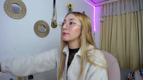 Snapshot of bonny_clyde_xx_ chatting on March 5, 3:08 am Soffy Brooks Independent model online show from March 5, 3:08 am