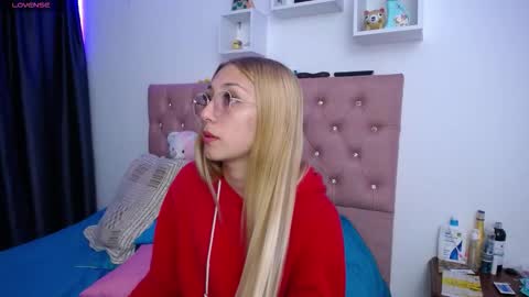 Snapshot of bonny_clyde_xx_ chatting on October 21, 5:23 am Soffy Brooks Independent model online show from October 21, 5:23 am